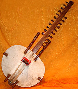 File:Kora, instrument de musique en pays Mandingue( (appelé Griots) et  utilisé aussi par les chasseurs traditionnel appelés Dozo (sur pieds).jpg -  Wikimedia Commons